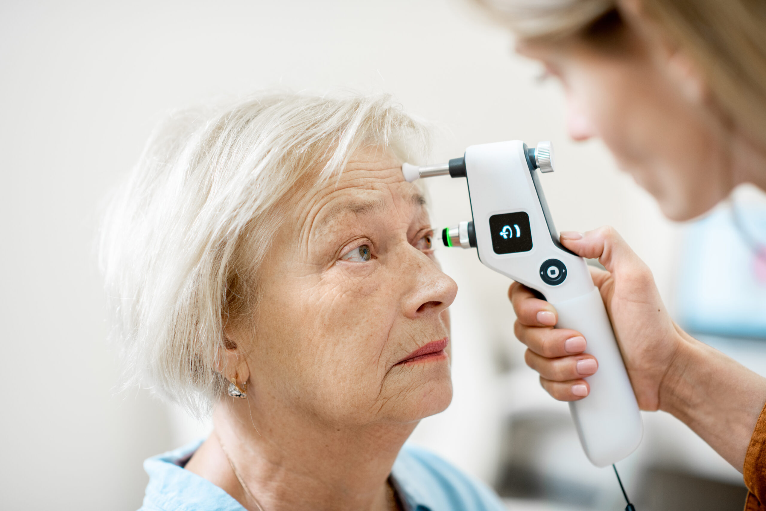 dame chez ophtalmo examens AdobeStock_293098320