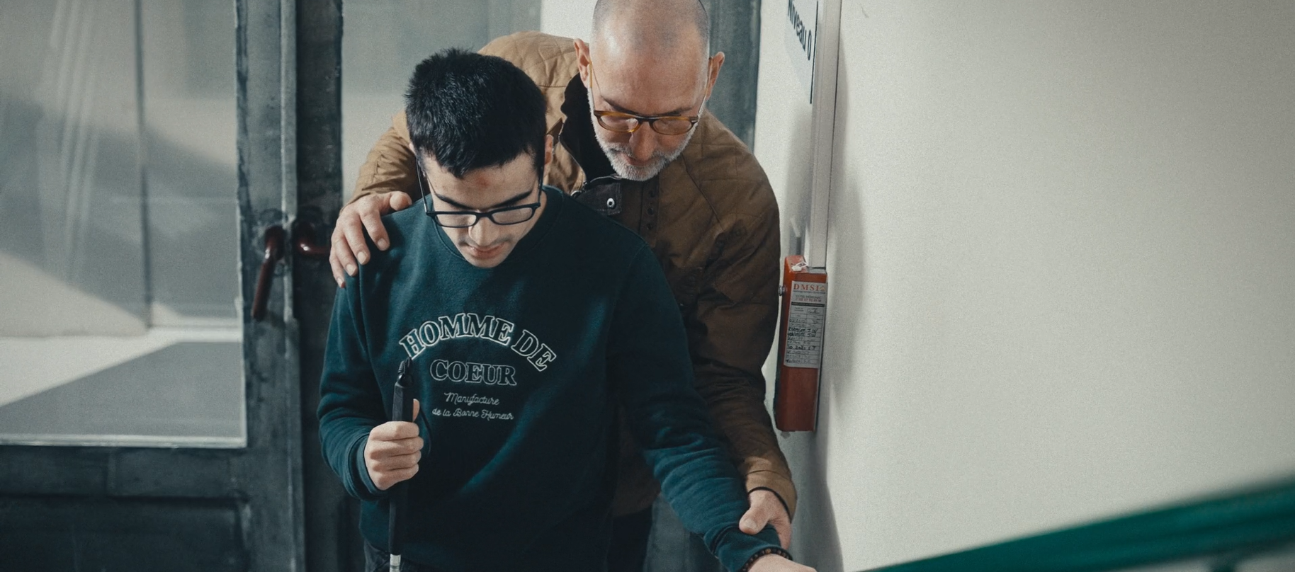 Personne seule regardant par la fenêtre