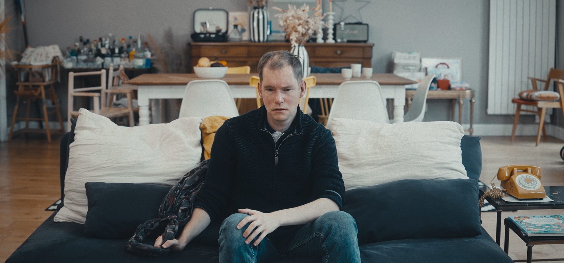 Personne seule regardant par la fenêtre